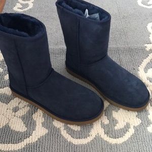 Women's Classic Short Navy Uggs Size 10